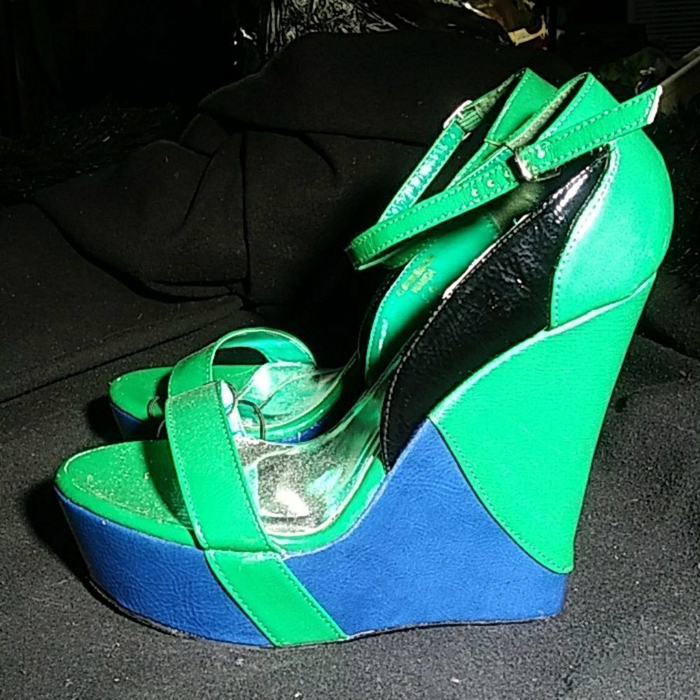 SUPER CUTE WEDGE SANDAL